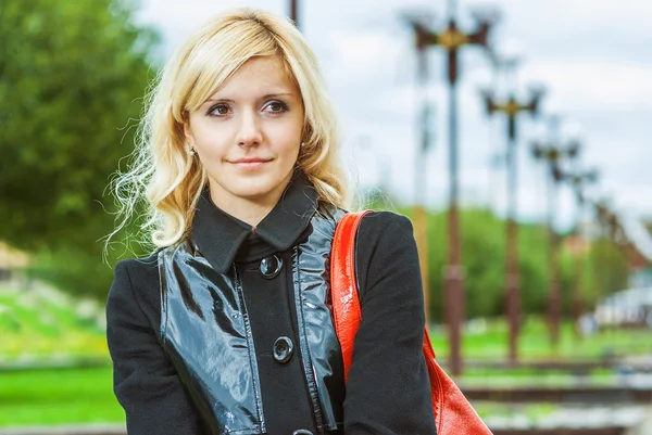 Portret van meisje in een zelfs jas — Stockfoto