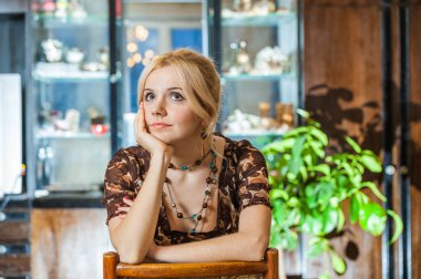 Güzel bir kızın portresi