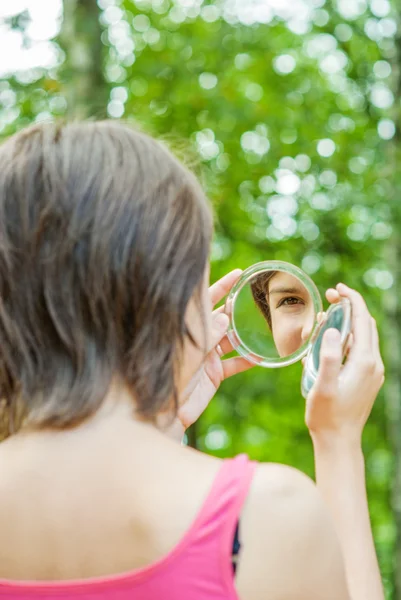 Reflexion gezicht van meisje in spiegel — Stockfoto