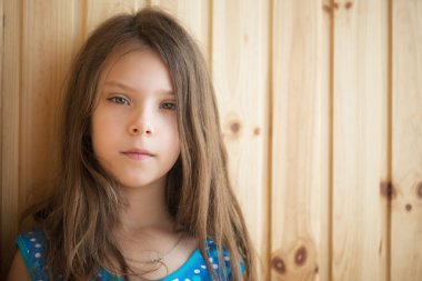 mavi elbiseli küçük kız