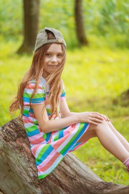 küçük kız ağaca tırmandı