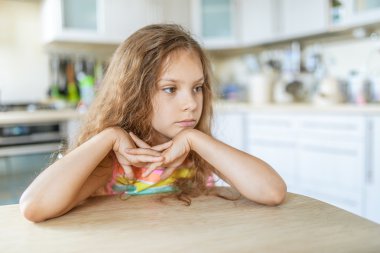 Küçük güzel hüzünlü kız