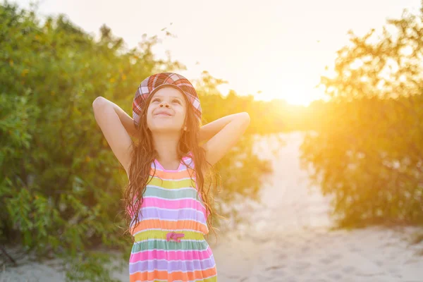 Klein meisje in de hoed op zonsondergang — Stockfoto