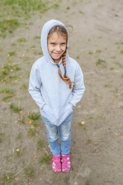 Krásná holčička v kapuci — Stock fotografie