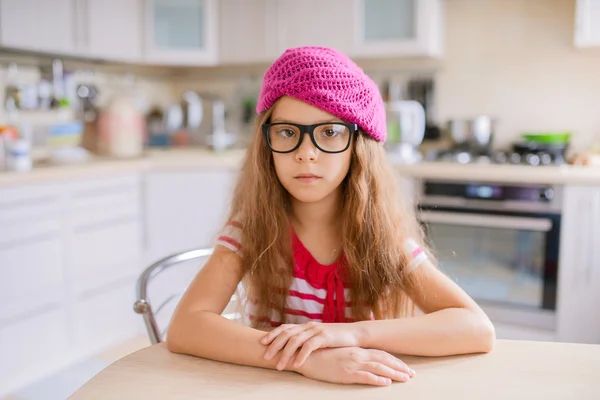 Niña con gafas y boina roja — Foto de Stock