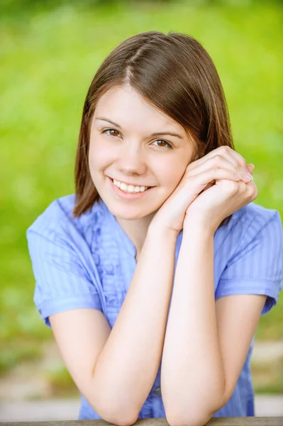 Retrato de una mujer joven y bonita — Foto de Stock