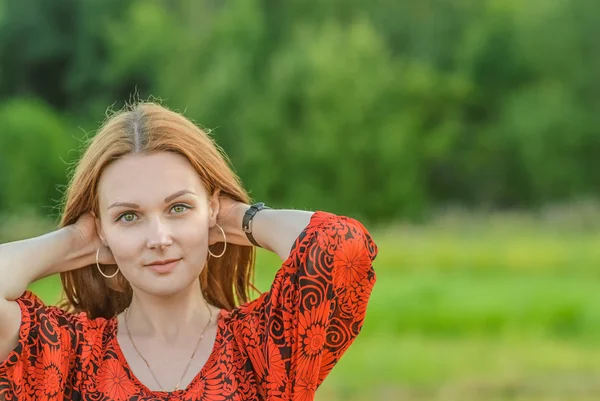 Bella giovane donna in abito rosso — Foto Stock