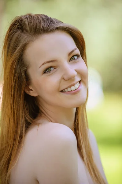 Sonriendo Hermosa joven mujer — Foto de Stock