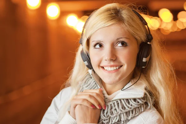 Retrato de chica con auriculares —  Fotos de Stock