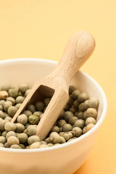 Green dried peas in scoop — Stock Photo, Image