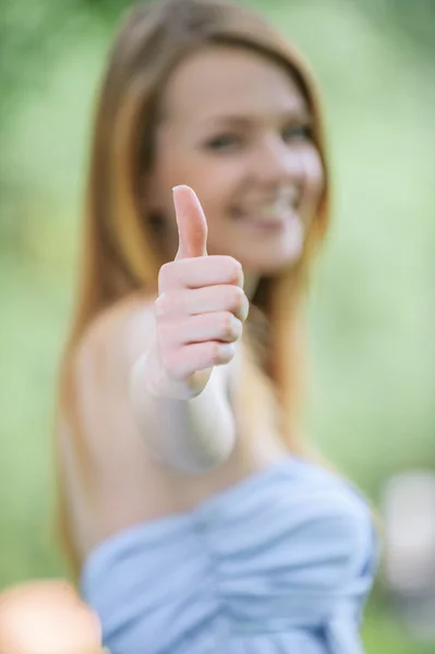 Jonge vrouw liften duim omhoog — Stockfoto