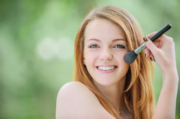 Junge Frau auf Gesichtspuder — Stockfoto