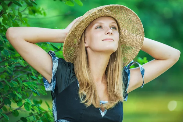 Portrait of woman wearing hat — Stock Photo, Image