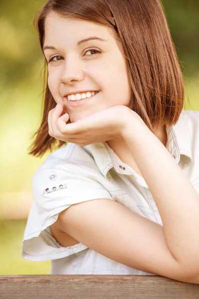 Jovem bela mulher alegre — Fotografia de Stock