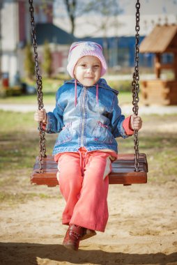 Salıncaktaki çocuk