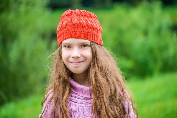 Niña en boina roja —  Fotos de Stock