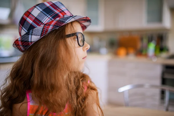 Petite fille en chapeau et lunettes — Photo