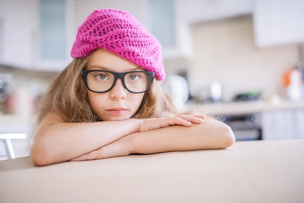 Petite fille avec des lunettes et béret rouge — Photo