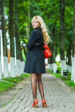 Park patika üzerinde sarışın