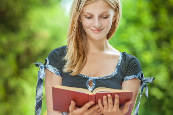 Jeune femme avec livre — Photo