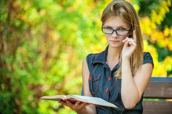 Woman reads book — Stock Photo, Image