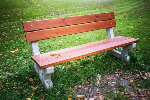 Wooden bench in autumn — Stock Photo, Image
