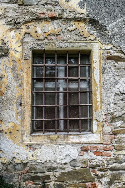 Okno s kované železné tyče — Stock fotografie