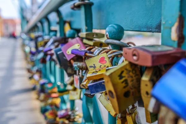Locks on railing of bridge — Stock Photo, Image