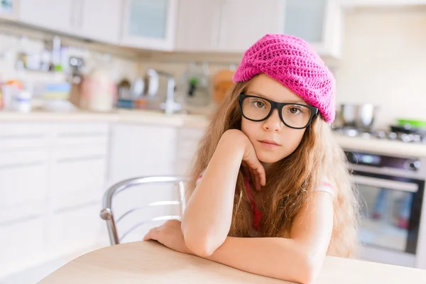 Meisje met glazen en rode baret — Stockfoto