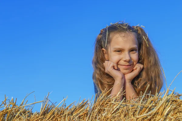 干し草の小さな女の子 — ストック写真