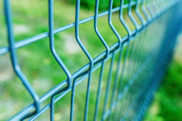 Metalowe ogrodzenia drutem — Zdjęcie stockowe
