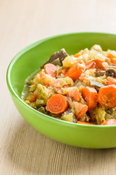 Papas fritas con carne, col y zanahorias — Foto de Stock