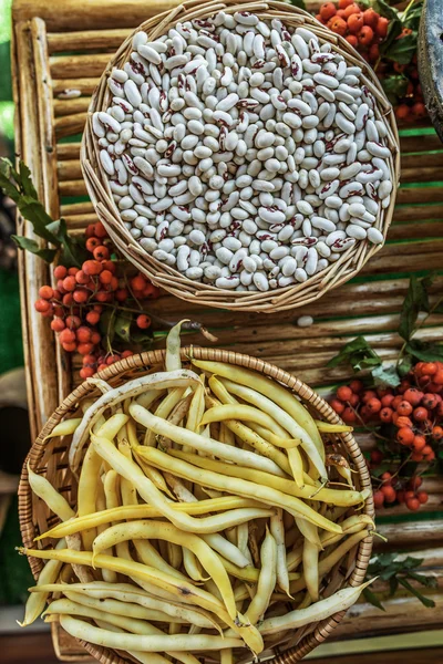 Bílé fazole v proutěném koši — Stock fotografie
