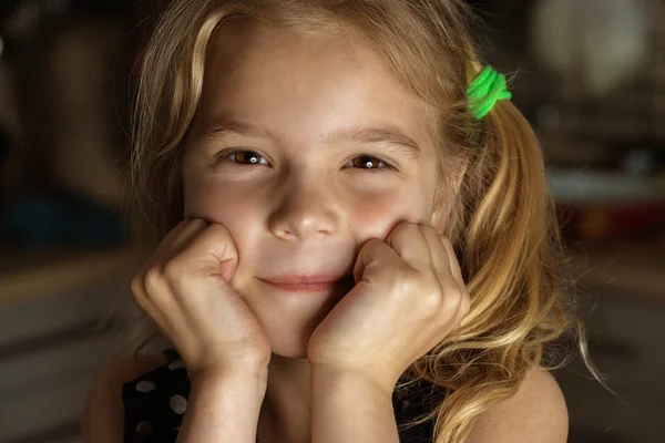 Kleines Mädchen sitzt am Tisch — Stockfoto