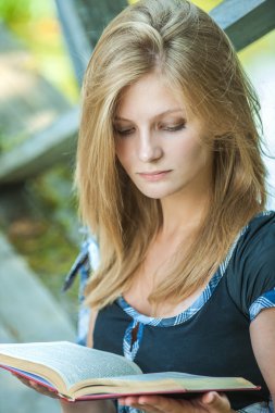 Kitap okuyan genç bir kadın
