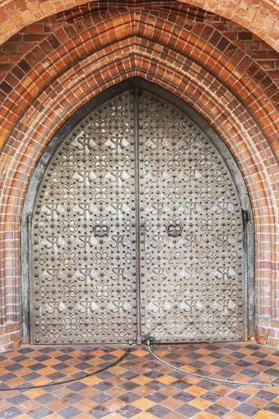 Porta in metallo in un'antica fortezza — Foto Stock