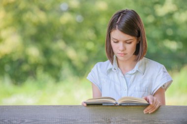 güzel okuma esmer kız portresi