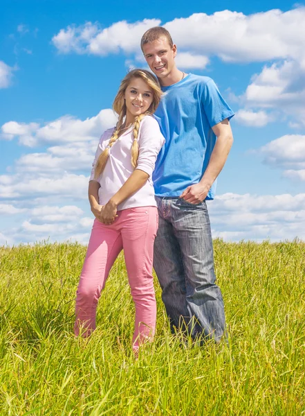 Jeune couple amoureux dans le parc d'été — Photo