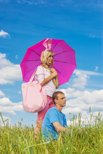 Młoda para zakochana w lato park — Zdjęcie stockowe