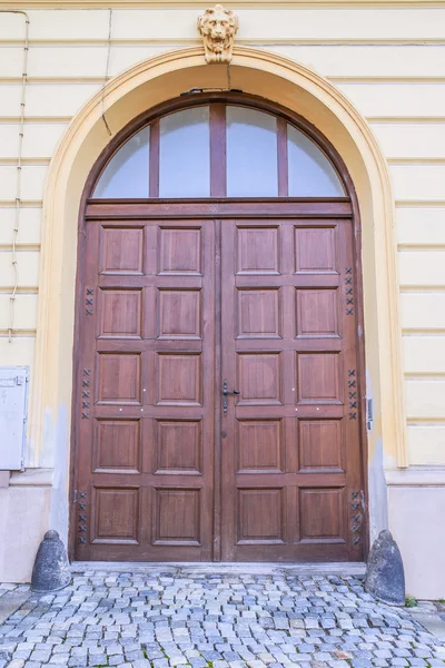 Puerta en una antigua fortaleza — Foto de Stock