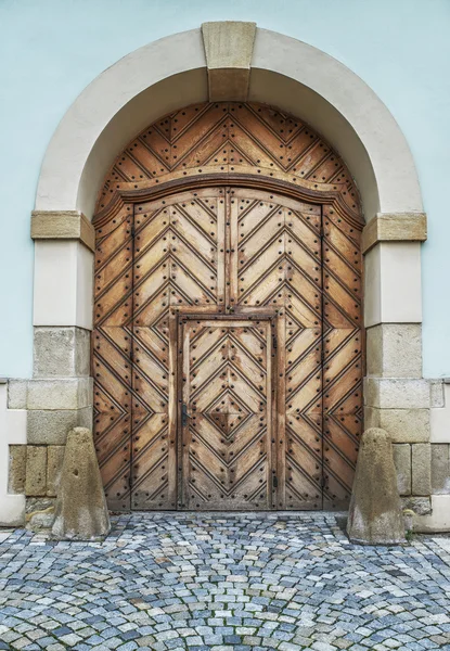 Porta em uma fortaleza antiga — Fotografia de Stock