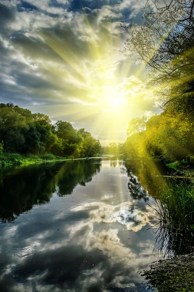 Solnedgång på floden — Stockfoto