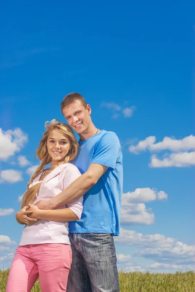 Jeune couple amoureux dans le parc d'été — Photo