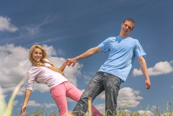 Jong paar in liefde in zomer park — Stockfoto