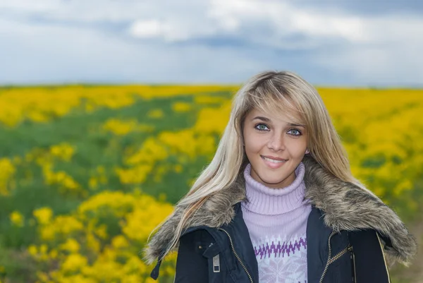 Krásná blondýnka venku — Stock fotografie