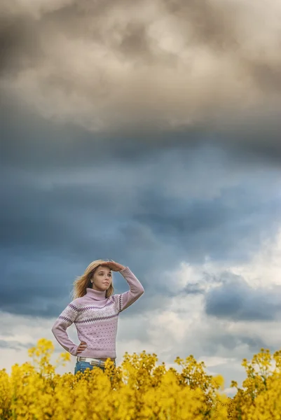 La ragazza guarda da lontano — Foto Stock