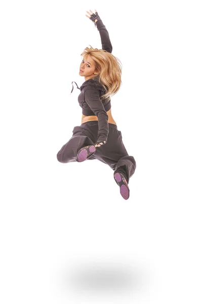 Νεαρή γυναίκα με μαύρο φόρεμα πηδάει — Φωτογραφία Αρχείου