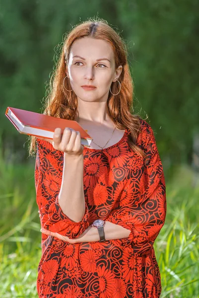 Meisje kijkt door weekblad — Stockfoto