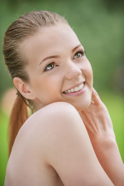 Lachende mooie jonge vrouw — Stockfoto