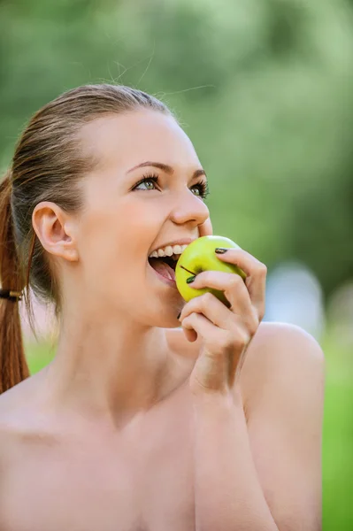 Porträt junge charmante Frau beißt in Apfel — Stockfoto